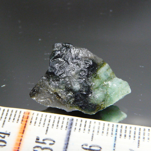 エメラルド 95g 緑柱石 鉱物 原石 自然石 鑑賞石 誕生石 水石 翡翠