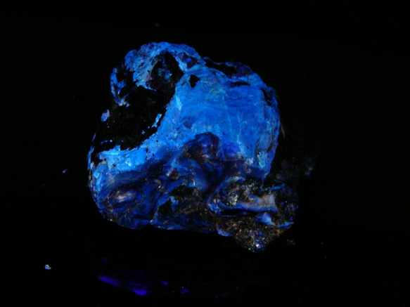 (@_@;)紫外線DE蛍光【スマトラ産】ブルーアンバー（琥珀）　H798 1枚目の画像