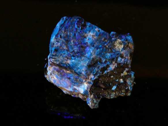 (@_@;)紫外線DE蛍光【スマトラ産】ブルーアンバー（琥珀）　H798 3枚目の画像