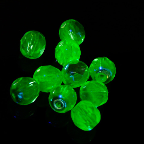ウランガラス ハート _@;) ウランガラスビーズ 紫外線照射にて蛍光 001 ビーズ GEO