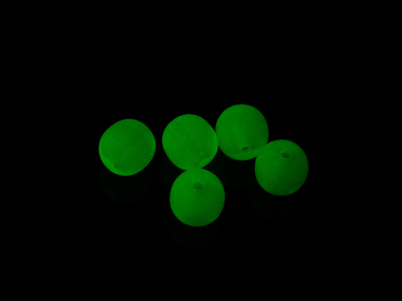 (@_@;)  ウランガラスビーズ　オパールセント　　紫外線照射にて蛍光　002 3枚目の画像