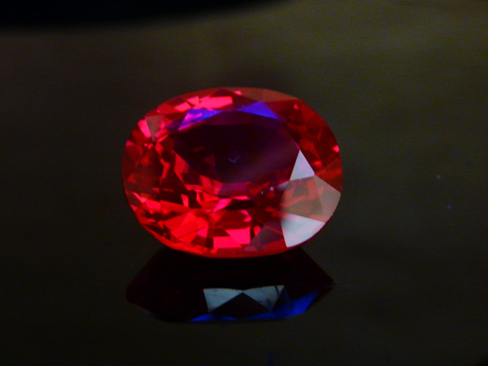 ピジョンブラッド ルビー　蛍光宝石鉱物標本 ルビー　蛍光宝石鉱物標本 ピジョンブラッド