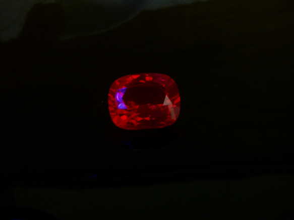 ピジョンブラッド 合成ルビー 紫外線照射にて蛍光 6069 その他