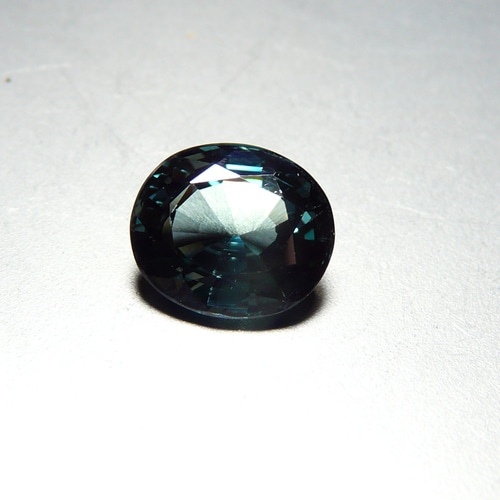 7.57ct】アレキサンドライト紫外線照射発光効果有り ・ 合成スピネル