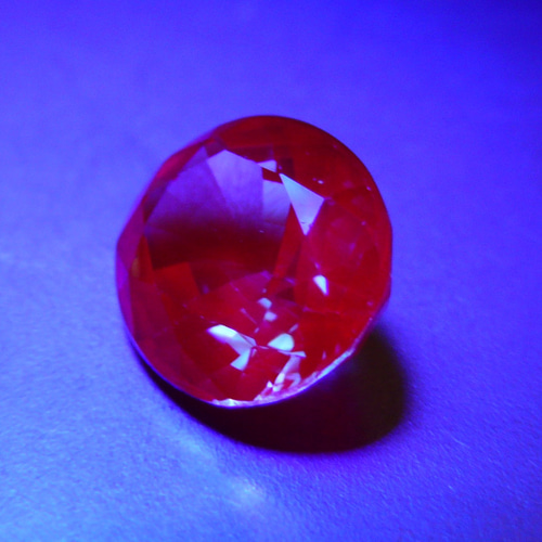 7.57ct】アレキサンドライト紫外線照射発光効果有り ・ 合成スピネル