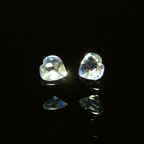 190309⑤ ロイヤルブルームーンストーン4mm ハートバフトップカット 2