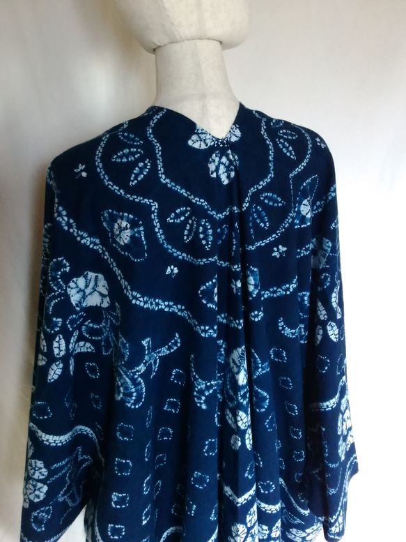 着物リメイク　藍染絞りのロングジャケット 7枚目の画像