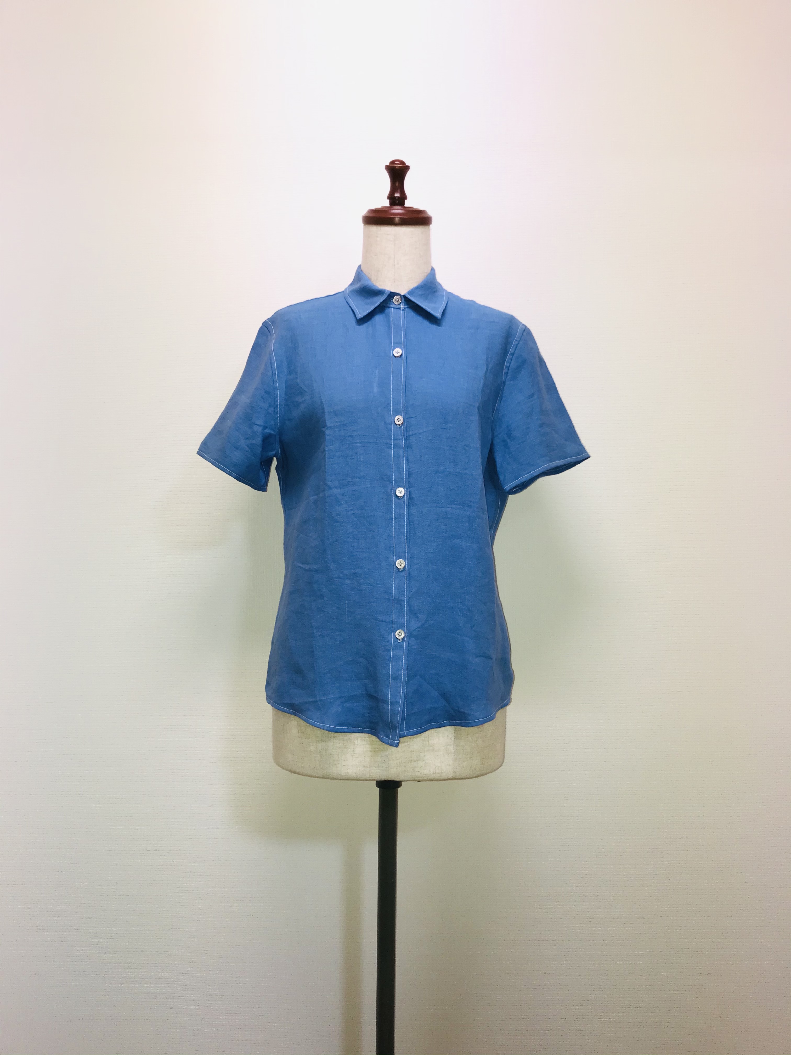 【ハンドメイドシャツブラウス】半袖シャツ　花柄襟付き　水色　ブルー　リネン素材　白ステッチ　Mサイズ