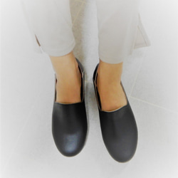 可愛又成熟，適合各種腳型，輕便，平底，套腳式，不磨腳，行走舒適。編號1315 第5張的照片