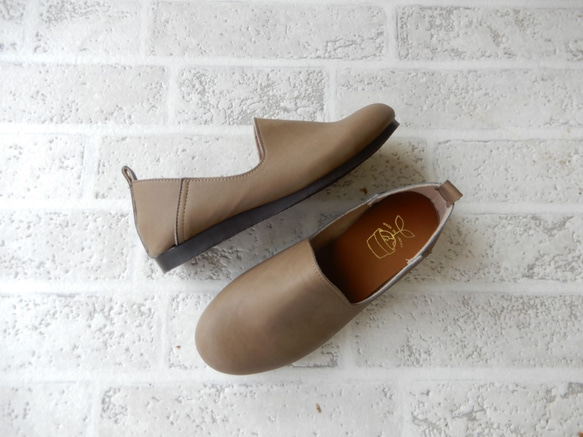 可愛又成熟，適合各種腳型，輕便，平底，套腳式，不磨腳，行走舒適。編號1315 第4張的照片