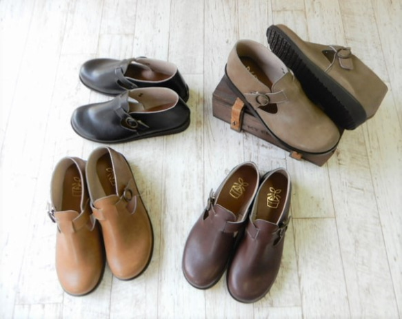 輕鬆剪裁，輕便，寬鬆版型，成人休閒，柔軟，32號套腳短靴，適合任何風格。 第2張的照片