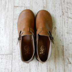 輕鬆剪裁，輕便，寬鬆版型，成人休閒，柔軟，32號套腳短靴，適合任何風格。 第8張的照片