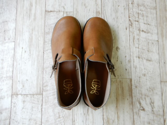 輕鬆剪裁，輕便，寬鬆版型，成人休閒，柔軟，32號套腳短靴，適合任何風格。 第8張的照片