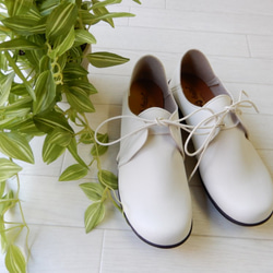 踩也能走，寬支撐，輕便，繫帶鞋，舒適，米白色 第1張的照片