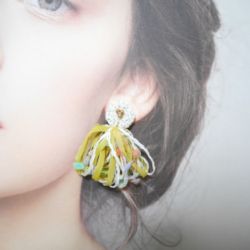 moshamosha yellow*黄色い引き揃え糸のフリンジピアス（イヤリング