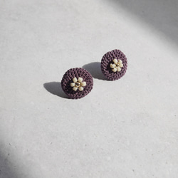 ohana purple*紫色のレース糸で編んだ丸いモチーフのピアス(イヤリング) 1枚目の画像