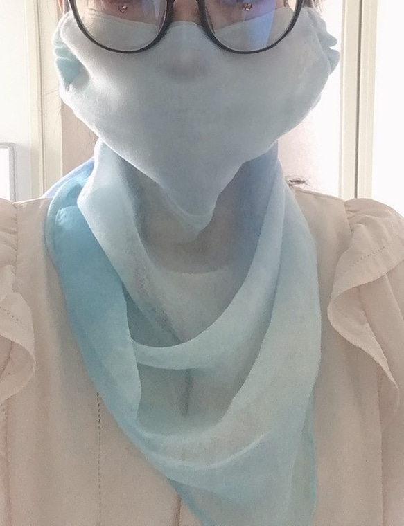 日よけ UV フェイスマスク【数量限定】ふわっふわ 軽い UVカット (ウォーターカラー水彩グラデ/①水色&青) 2枚目の画像