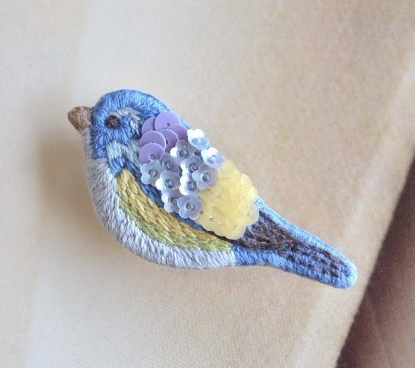 〈再販〉ビーズ刺繍　小鳥ブローチ　ブルー 1枚目の画像
