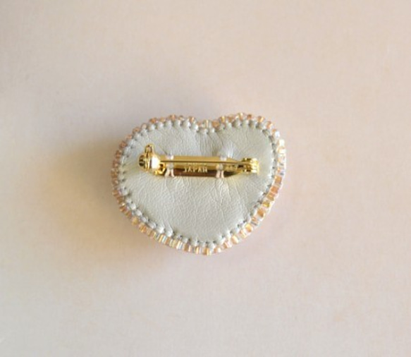ビーズ刺繍　ハートブローチ　レトロボタン 3枚目の画像