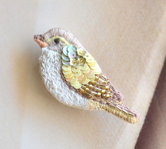 〈再販〉ビーズ刺繍　小鳥ブローチ　イエロー 1枚目の画像