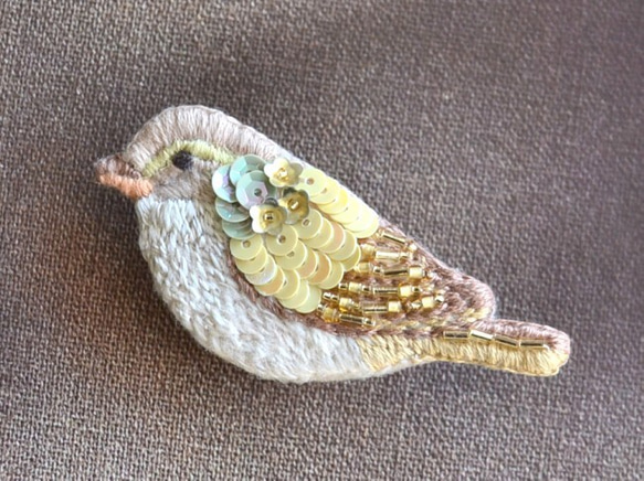〈再販〉ビーズ刺繍　小鳥ブローチ　イエロー 2枚目の画像
