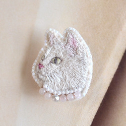 ビーズ刺繍　猫ブローチ　ローズクォーツ 1枚目の画像