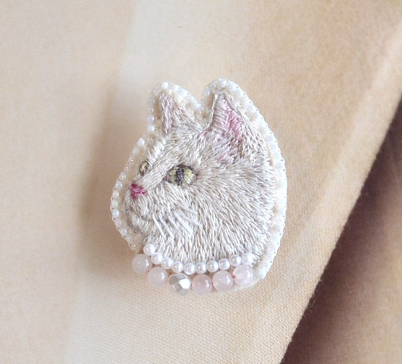 ビーズ刺繍　猫ブローチ　ローズクォーツ 1枚目の画像