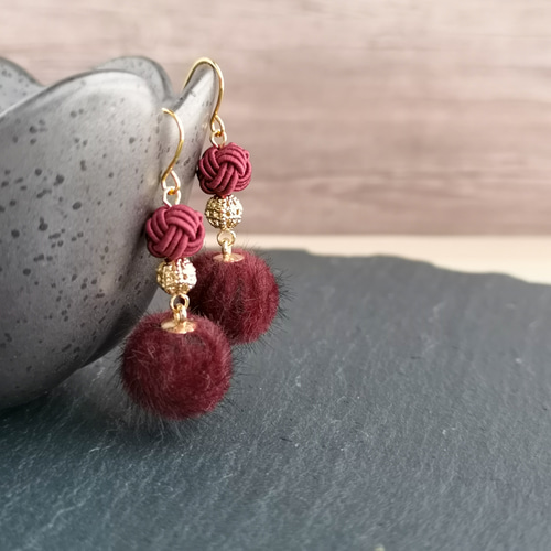 ✾ワインレッド×ボルドー✾玉結びとフェイクファーのピアス/水引ピアス 