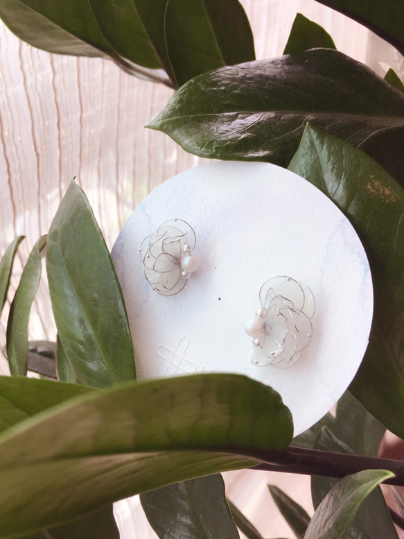 玫瑰花-白婚紗款/UV樹脂耳環/可客製改色 第1張的照片