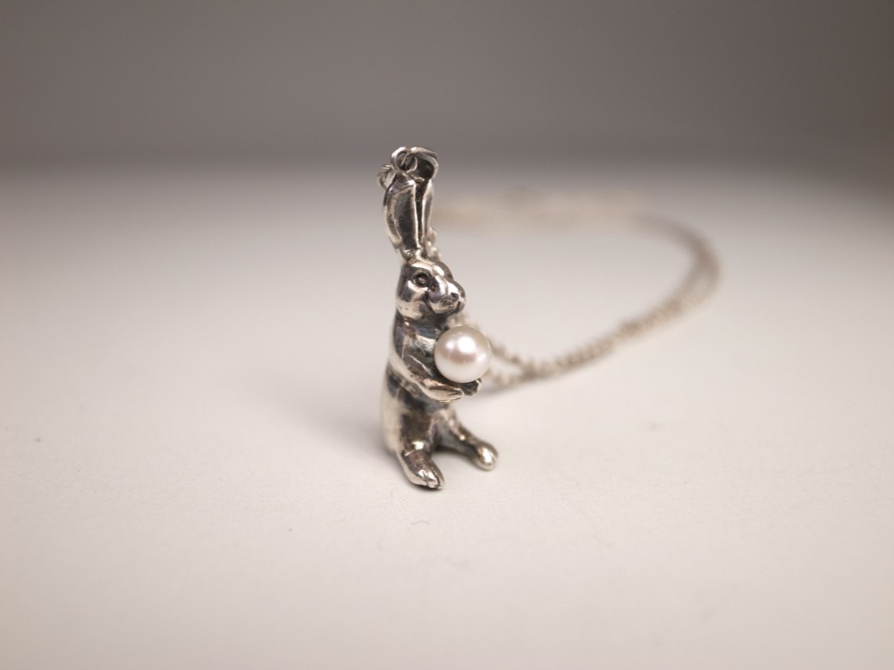 パールウサギペンダント　スターリングシルバー