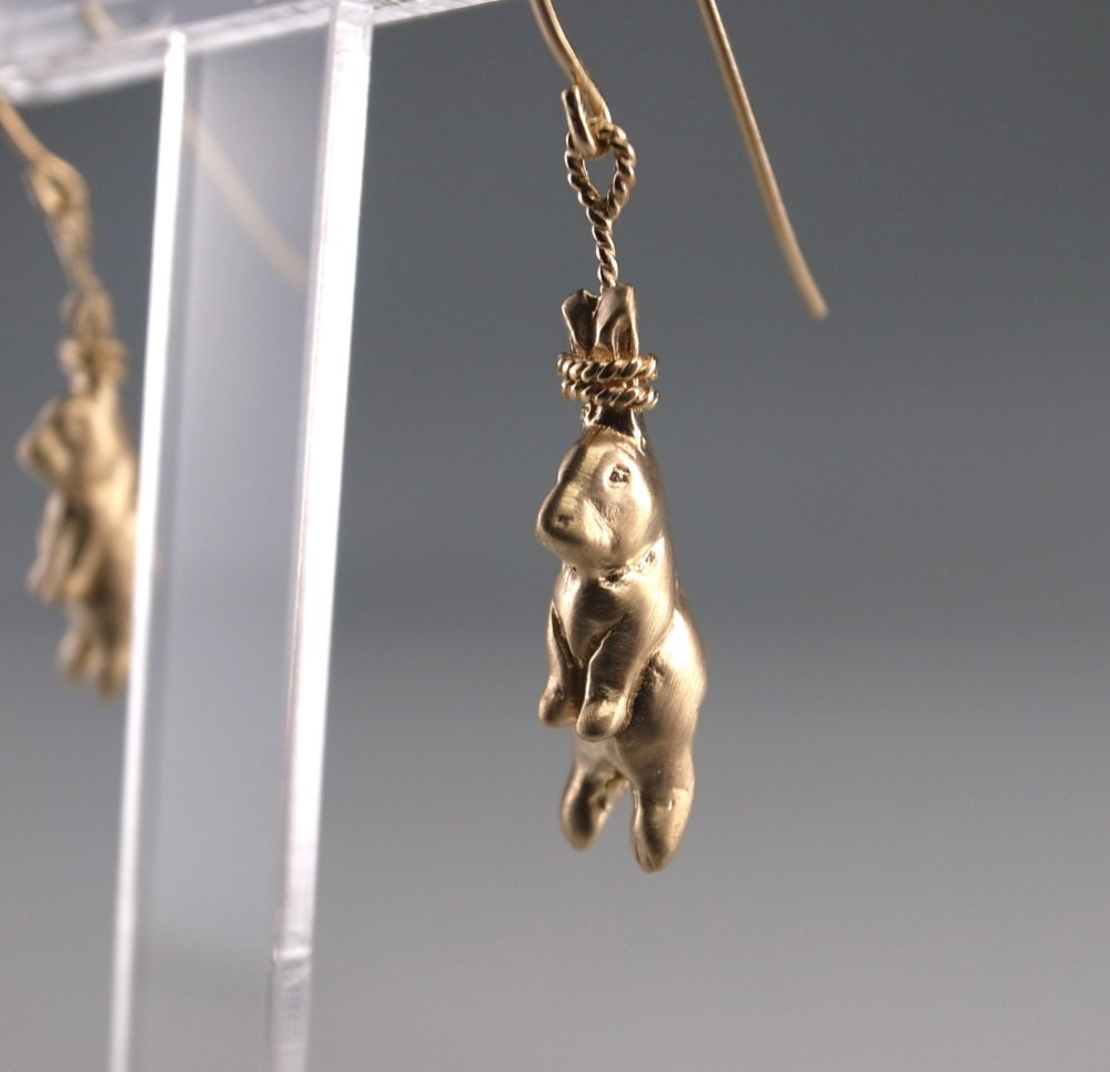 捕獲ウサギのピアス　イエローゴールドカラー