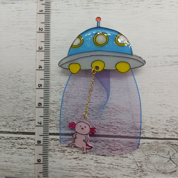 UFOに連れ去られるウーパールーパーのブローチ 5枚目の画像
