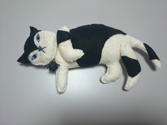 黒白ネコのぬいぐるみ 1枚目の画像