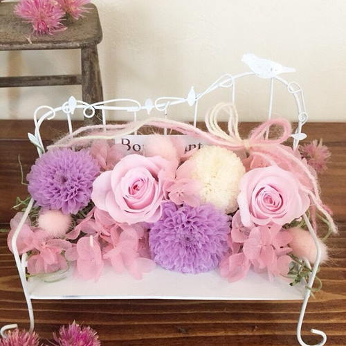 リトルバードベンチとプリザーブドフラワーのアレンジ アートフラワー