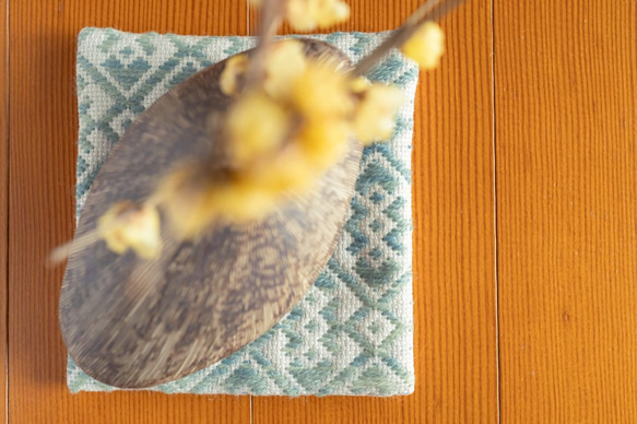 mominoki yarn × だんだん こぎん刺しポットマット・草木染めフィンランドウール（アボカドインディゴ）/ 1 2枚目の画像