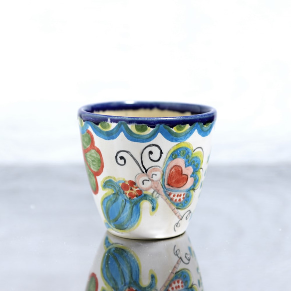 青いチューリップと蝶絵のフリーカップ（青い蝶） 2枚目の画像