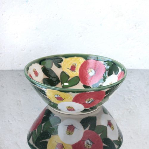 紅白黄の椿花の大鉢