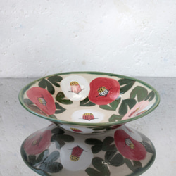 深盤紅色，白色和粉紅色的山茶花（大） 第2張的照片