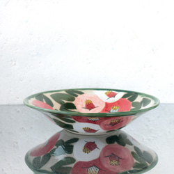 深盤紅色，白色和粉紅色的山茶花（大） 第3張的照片