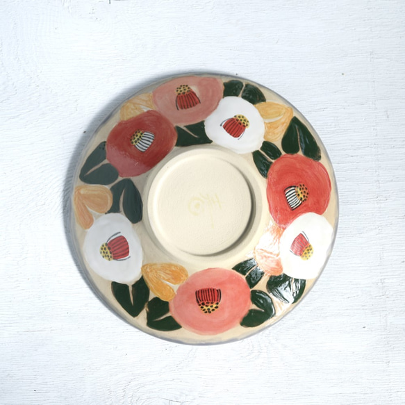 紅色，白色和粉紅色的山茶花拼盤（黃色葉子） 第2張的照片