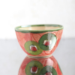 抹茶碗/微笑山茶花（紅色背景上的綠色山茶花） 第1張的照片