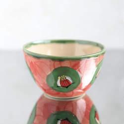 抹茶碗/微笑山茶花（紅色背景上的綠色山茶花） 第2張的照片