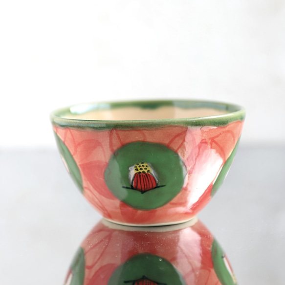 抹茶碗/微笑山茶花（紅色背景上的綠色山茶花） 第3張的照片