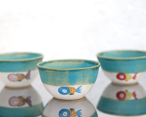ターコイズブルー釉と金魚絵の茶碗（ブルー） お椀・ボウル・鉢 春信