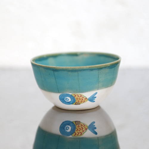 ターコイズブルー釉と金魚絵の茶碗（ブルー） お椀・ボウル・鉢 春信