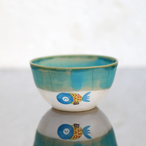 ターコイズブルー釉と金魚絵の茶碗（ブルー） お椀・ボウル・鉢 春信