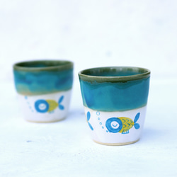 ターコイズブルー釉と青い金魚絵のフリーカップ 1枚目の画像