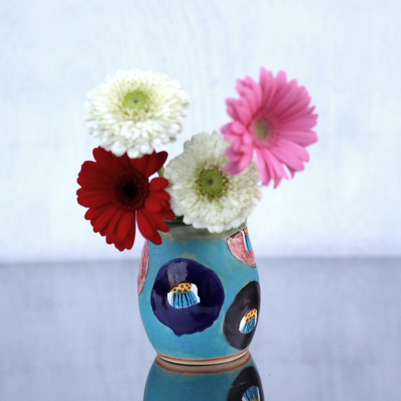 ターコイズブルー釉と椿絵の花器（織部の縁取り） 2枚目の画像
