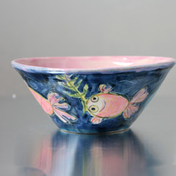 水彩画調の金魚絵（紺地＆ピンク）の椀陶器 2枚目の画像