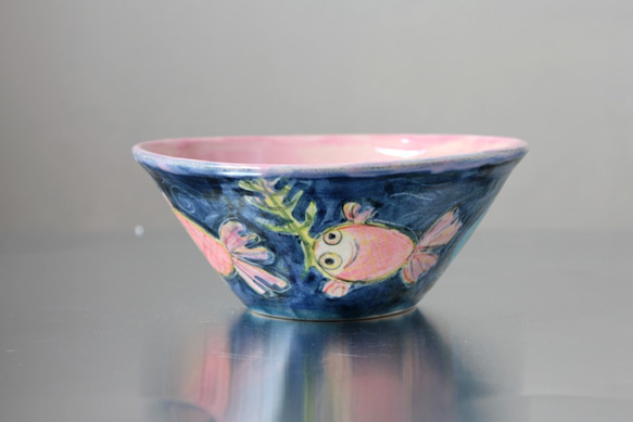 水彩画調の金魚絵（紺地＆ピンク）の椀陶器 2枚目の画像